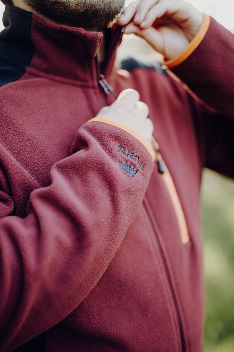 Schwarze Sportjacke mit grauen Details und Reißverschluss.