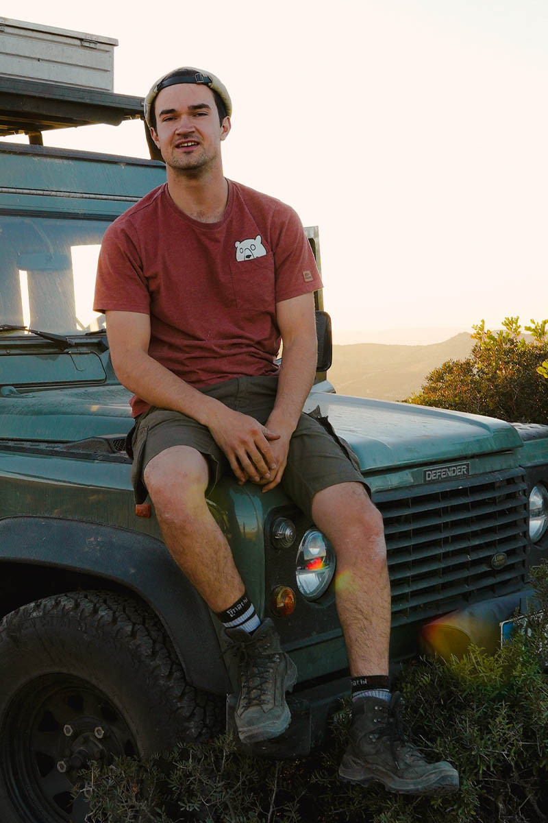 Kurze Hose, Erwachsener, Männlich, Mann, Person, Kurze Hose, Person, Sitzend, Portrait, T-shirt