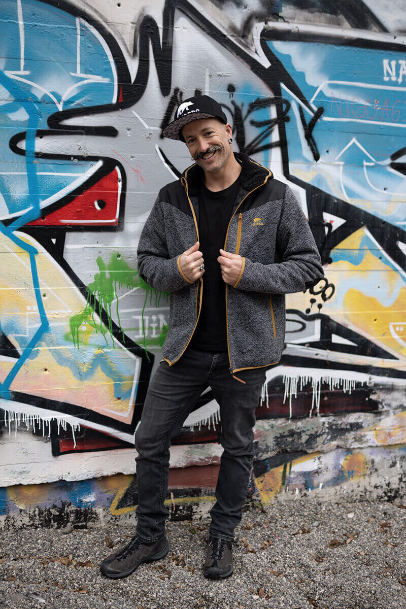 Yulgran II 3, stilisiertes Design mit Farben und geometrischen Mustern.