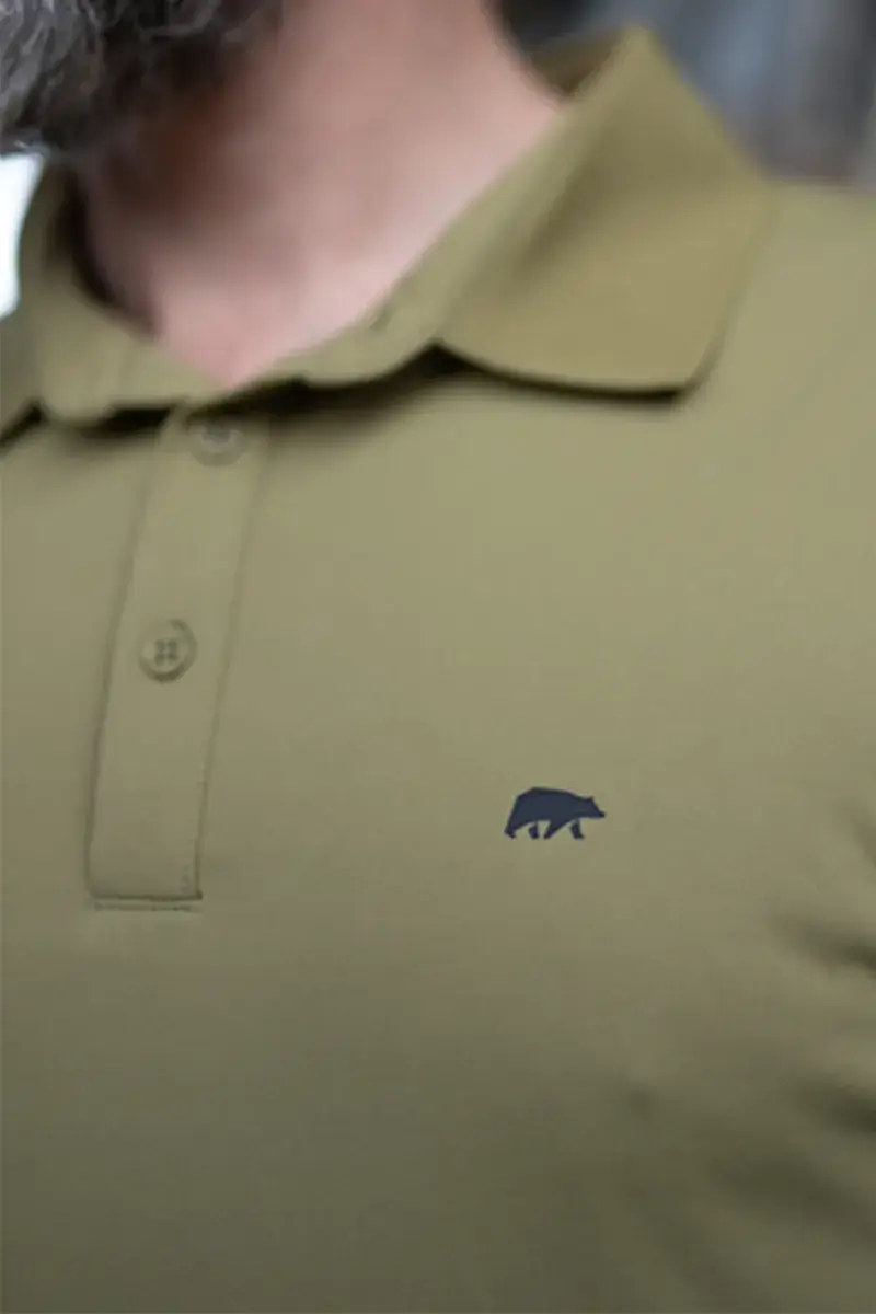 Funktions-Poloshirt in Khaki mit lässigem Schnitt.