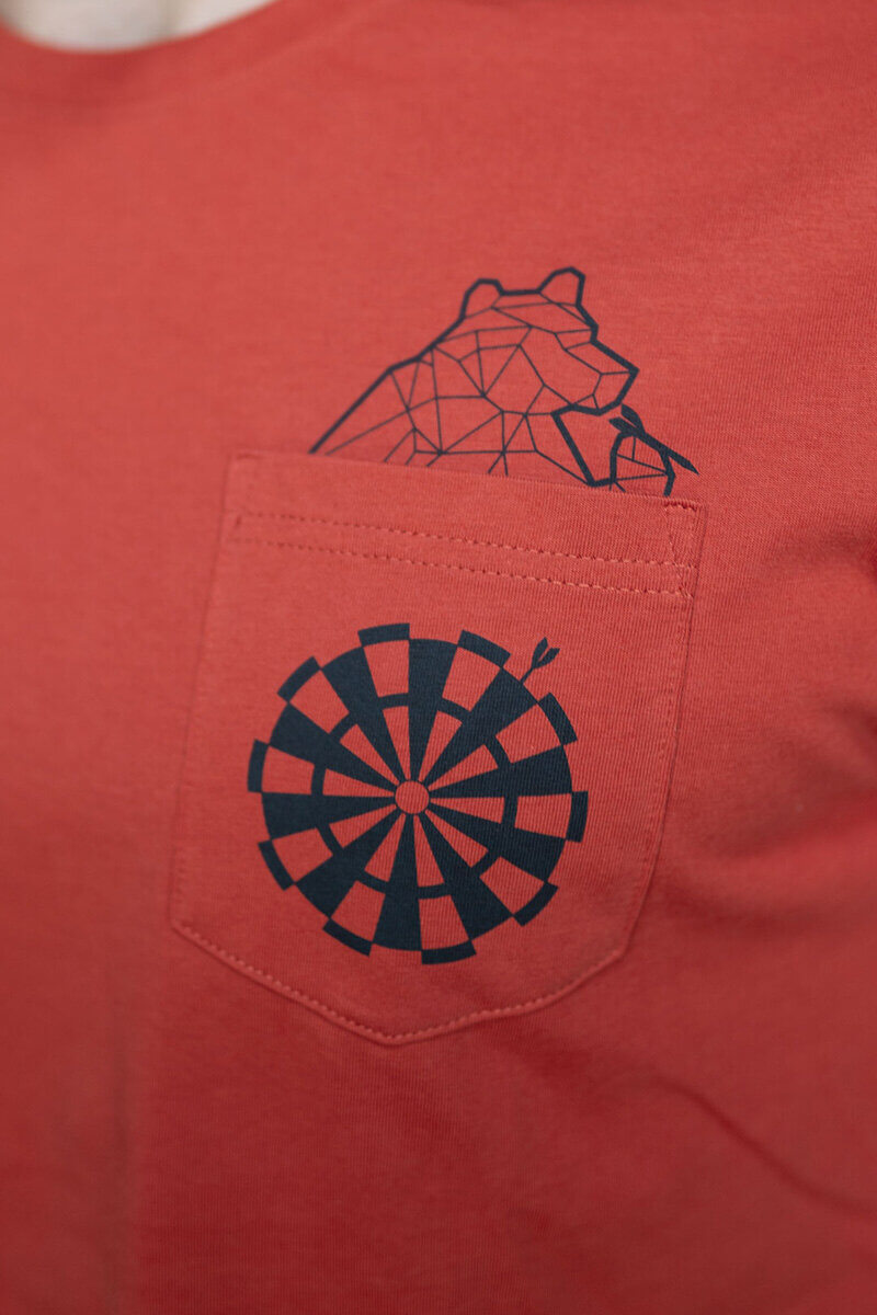 Dartscheibe mit Pfeilen und einem Dartboard-Halter.